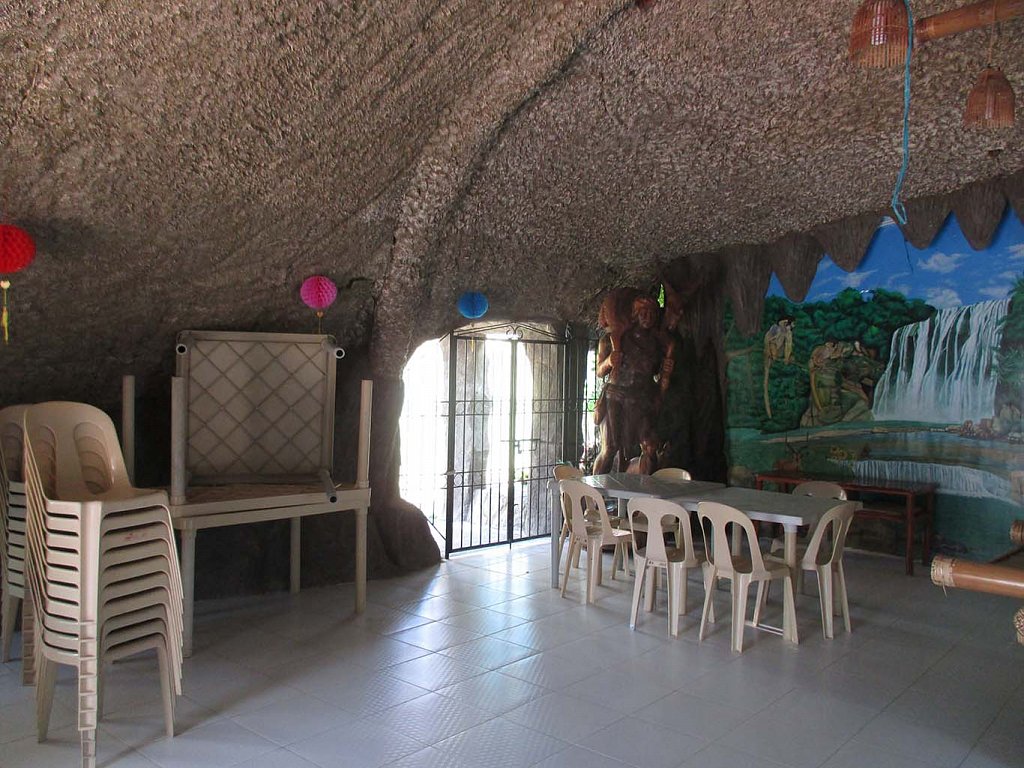 Cave-Bar-17.JPG